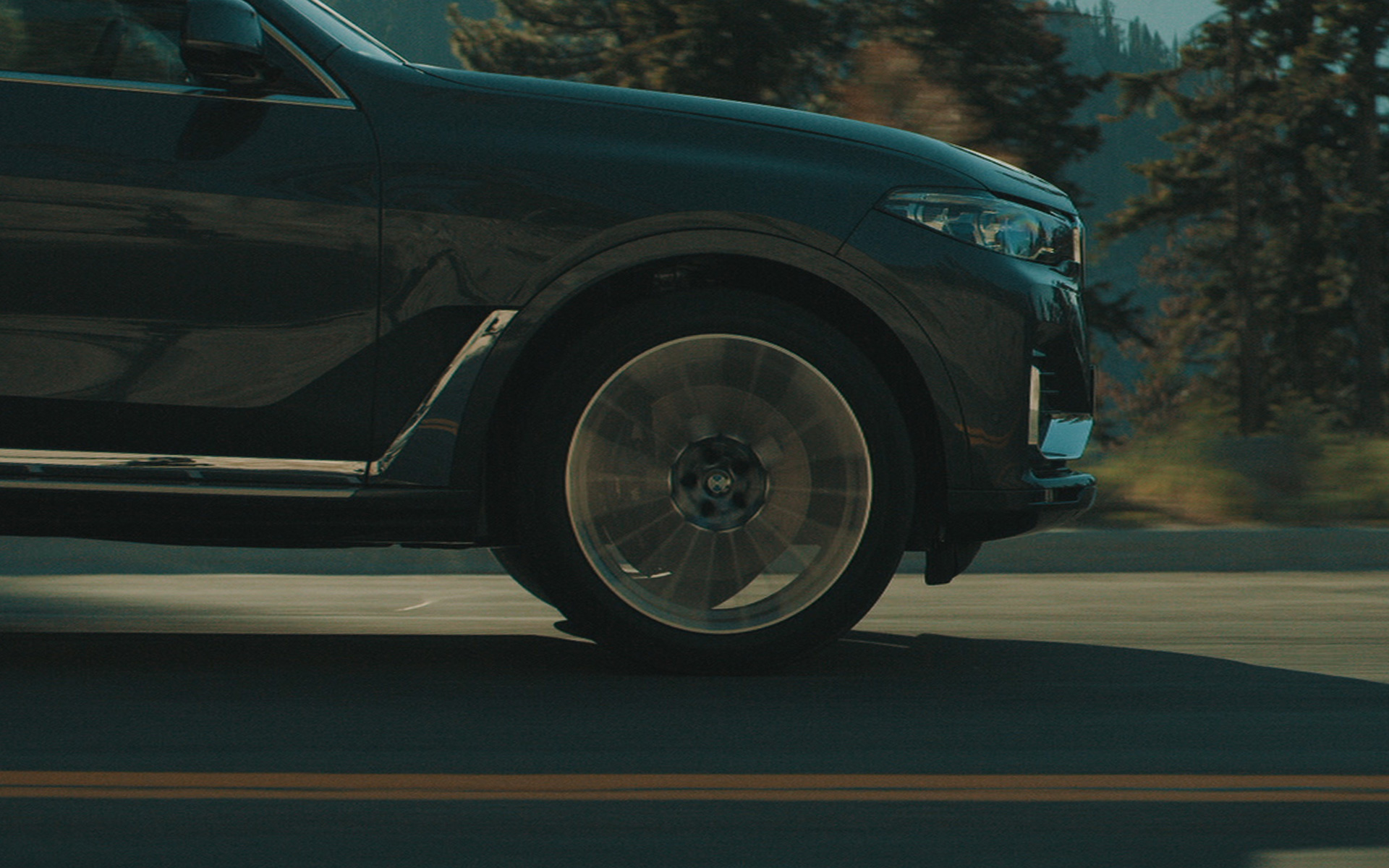 BMW X7 with adaptive 2-axle air suspension G07 2019 close-up lateral front BMW X7 with adaptive 2-axle air suspension G07 2019 close-up lateral front