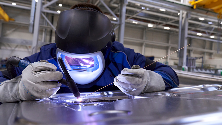 Employee conditions BMW Special Sales Sustainability Hub Social BMW Special Sales Sustainability Hub Social Employee conditions Person welding in protective clothing