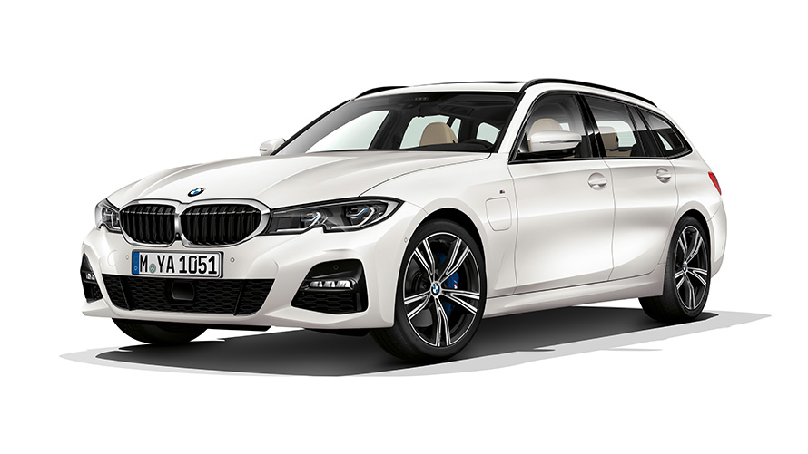 BMW 3 Series Touring plug-in hybrid three-quarter front view BMW 3 Series Touring plug-in hybrid studio shot three-quarter front view