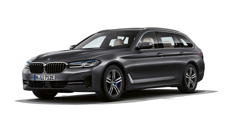 BMW 5 Series Touring plug-in hybrid three-quarter front view BMW 5 Series Touring plug-in hybrid studio shot three-quarter front view