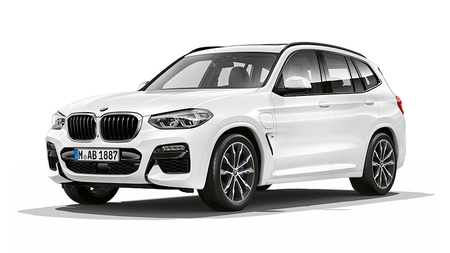 BMW X3 xDrive30e PHEV car three-quarter front view BMW X3 xDrive30e PHEV car studio shot three-quarter front view