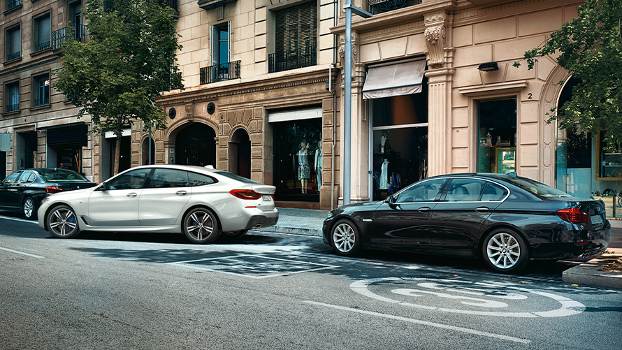 BMW Maps Connected Parking BMW Maps Connected Parking BMW 6 Series Gran Turismo in white while parking
