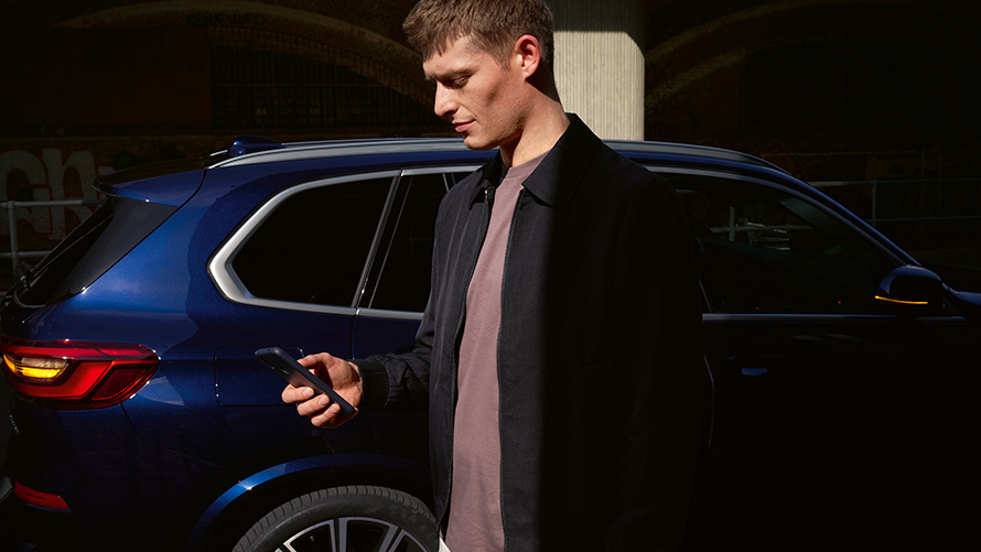 BMW Digital Key – install up to five users BMW Digital Key install up to five users man with smartphone in front of a BMW X5