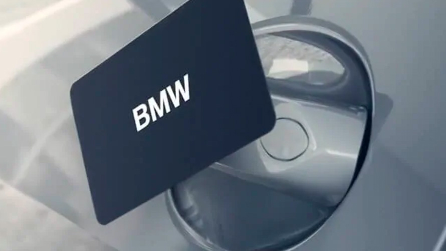 BMW KeyCard Man opens his BMW with BMW KeyCard as digital key