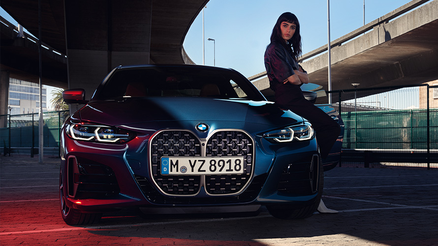 Woman leaning against BMW 4 Series Coupé Remote Software Upgrade Woman leaning against BMW 4 Series Coupé