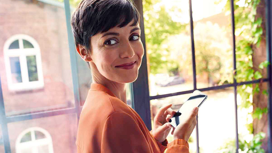 Connected Navigation Woman using Connected Navigation on smartphone