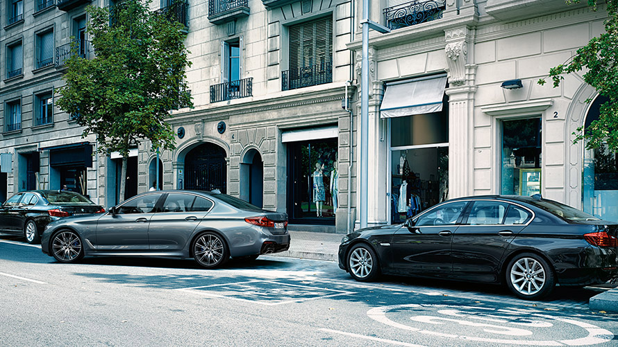 ParkNow BMW parking into a parking spot with help of ParkNow.