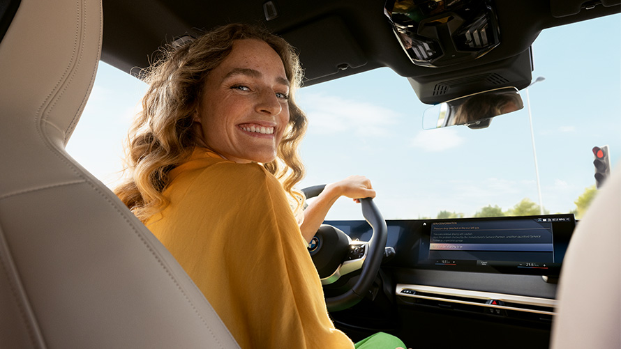Functionality Proactive Care Proactive Care, Check-up & Maintenance Functionality Proactive Care Proactive Care, Check-up & Maintenance Woman sitting with hand on steering wheel in BMW vehicle