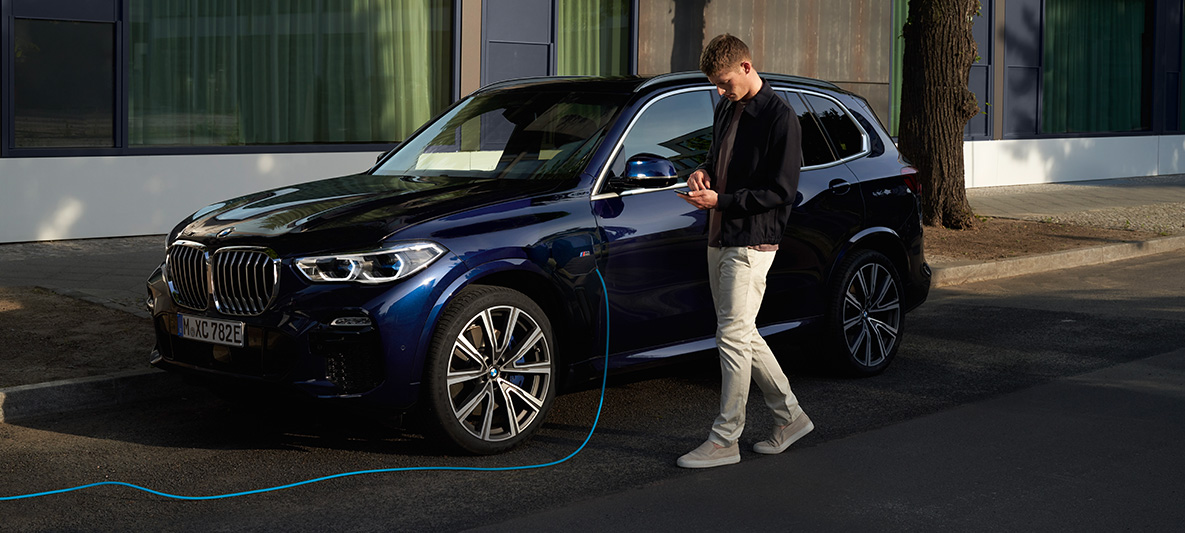 .BMW Corporate sales Services BMW Mobility Services for business clients Man at BMW App usage