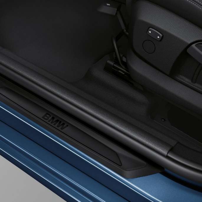 Door sill finishers BMW 2 Series Gran Tourer 218i Modell Advantage F46 2018 Phytonic Blue close-up view
