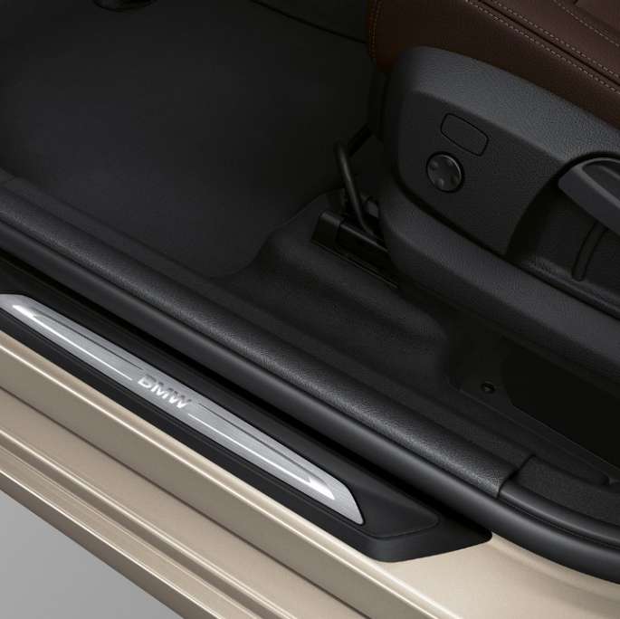 Door sill finishers BMW 2 Series Gran Tourer 218d xDrive Model Luxury Line F46 2018 Cashmere Silver close-up view 