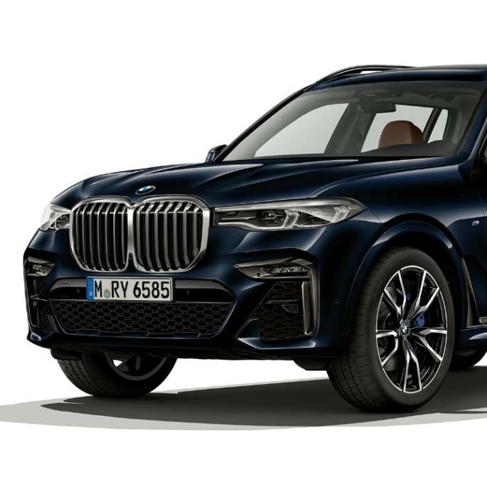 BMW X7 BMW Individual X7 xDrive40i Studio shot of the BMW X7 three-quarter front view as BMW Individual X7 xDrive40i