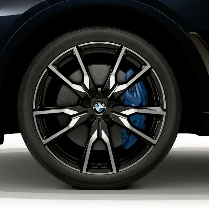 BMW X7, BMW Individual xDrive40i light alloy wheel Close-up of the light alloy wheel of the BMW X7 with BMW Individual xDrive40i features